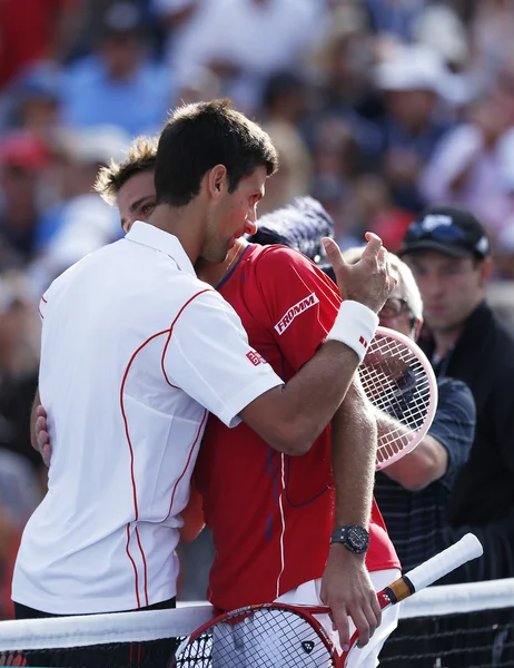 Tenistas profissionais Stanislas Wawrinka e Novak Djokovic após partida semifinal no US Open 2013 no Billie Jean King National Tennis Center — Fotografia de Stock