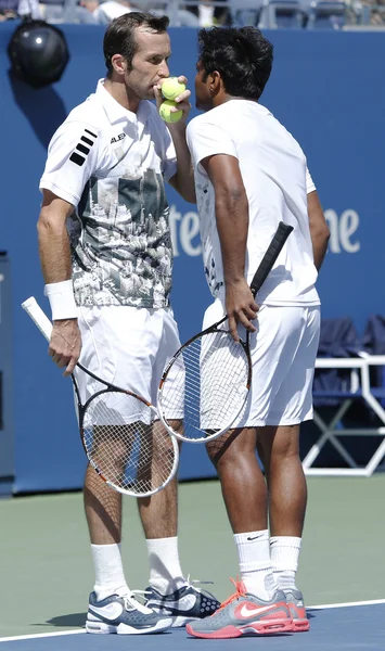 私たち 2013年男性ダブルス優勝ラデク stepanek チェコ共和国から開き、準決勝の間にインドからリアンダー ・ パエス一致アーサー ・ アッシュ ・ スタジアム — ストック写真