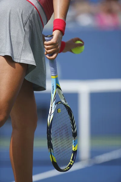 Dos veces campeona del Grand Slam Victoria Azarenka sirviendo durante el partido de cuartos de final contra Ana Ivanovich en el US Open 2013 — Foto de Stock