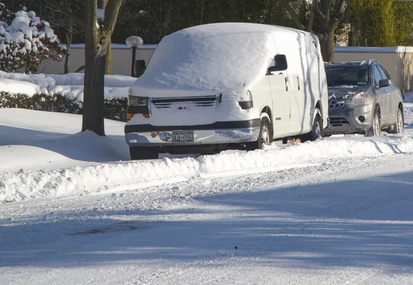 Auto pod sněhem v Brooklynu, ny po masivní zimní bouře janus udeří severovýchod — Stock fotografie