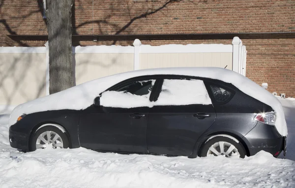 Voiture sous la neige à Brooklyn, NY après que la tempête d'hiver Janus frappe le nord-est — Photo