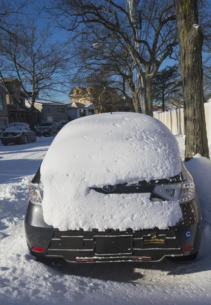 Coche bajo la nieve en Brooklyn, NY después de la masiva tormenta de invierno Janus golpea el noreste — Foto de Stock
