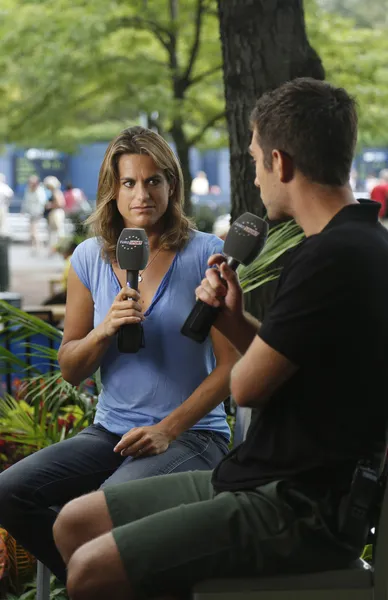 Ex jugador de tenis profesional francés y ex No. 1 Amelie Mauresmo durante una entrevista con Eurosport en el US Open 2013 — Foto de Stock