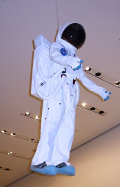 NASA uzay giysisi altında modern Sanat Müzesi, new york tavanda asılı