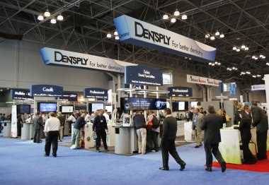 new York'ta büyük ny diş toplantı standında dentsply
