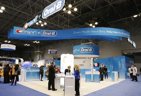 Crest oral b stand beim zahnärztlichen Treffen in New York — Stockfoto