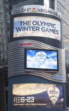 Comcast nbc universal billboard ile Soçi 2014 XXII Kış Olimpiyat Oyunları logosunu times square yakınındaki midtown manhattan süslenmiş.