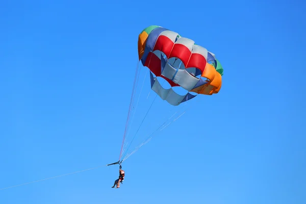 Parasailing i en blå himmel i punta cana, Dominikanska Republiken — Stockfoto