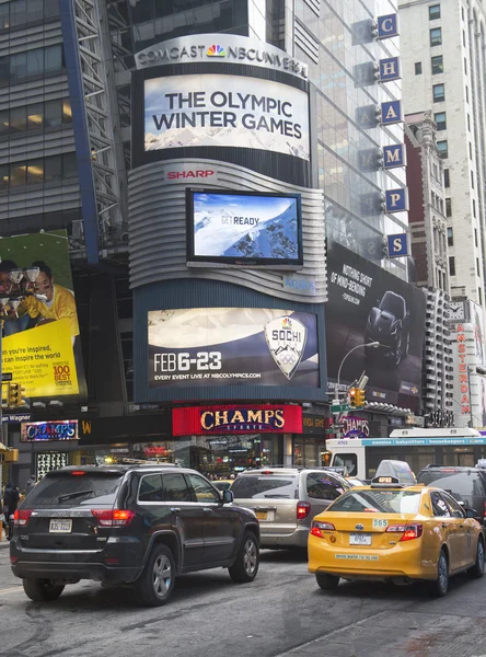Comcast nbc universal billboard διακοσμημένα με Σότσι 2014 xxii Χειμερινοί Ολυμπιακοί Αγώνες λογότυπο κοντά σε Πλατεία Τάιμς στο κέντρο του Μανχάταν — Φωτογραφία Αρχείου