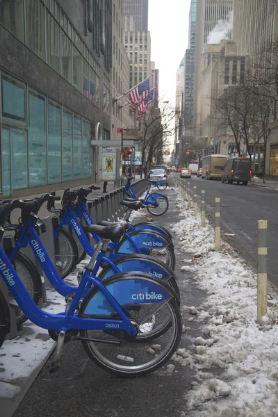 Estación de bicicletas Citi bajo la nieve cerca de Times Square en Manhattan —  Fotos de Stock