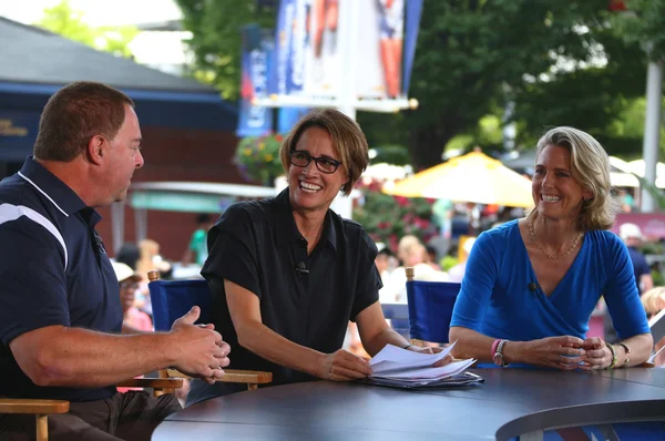 美国体育节目主持人玛丽毒枭与客人在我们开放期间 2013 年比利 · 吉恩 · 金国家网球中心 — 图库照片