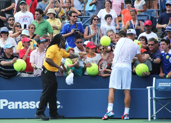 Grand slam mistrzem andy roddick podpisywanie autografów po praktyce dla nas otwarte 2012 w billie jean king krajowych kortów tenisowych — Zdjęcie stockowe