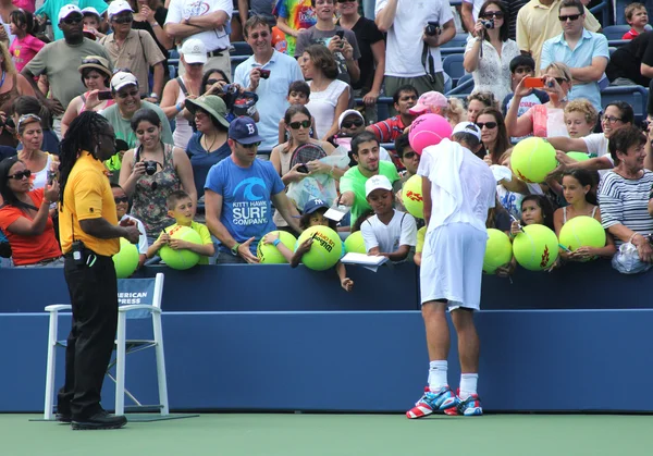 Andy Roddick, campeón del Grand Slam, firma autógrafos después de practicar para el Abierto de EE.UU. 2012 en el Billie Jean King National Tennis Center — Foto de Stock