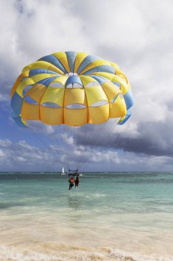punta cana, Dominik Cumhuriyeti mavi gökyüzünde parasailing