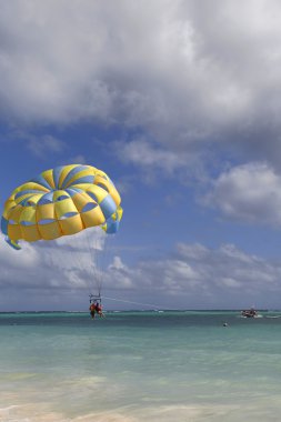 punta cana, Dominik Cumhuriyeti mavi gökyüzünde parasailing