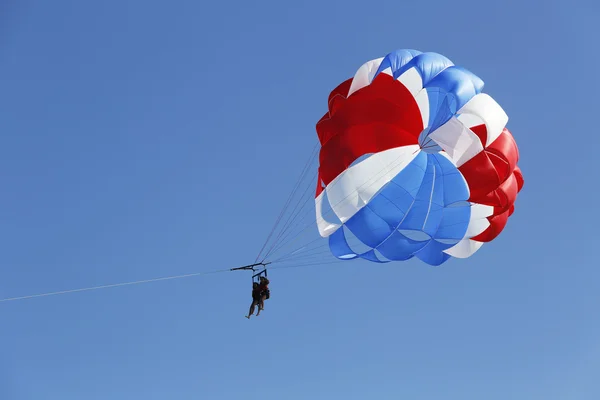 Parasailing i en blå himmel i punta cana, Dominikanska Republiken — Stockfoto