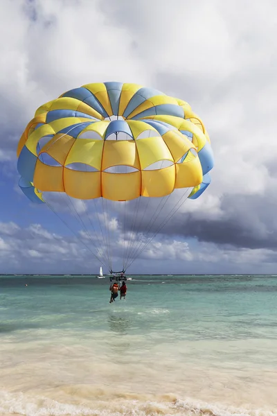 滑翔伞在蓝色的天空，在多米尼加共和国蓬塔卡纳 — 图库照片