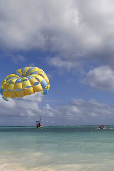 Parasailing in un cielo blu a Punta Cana, Repubblica Dominicana — Foto Stock