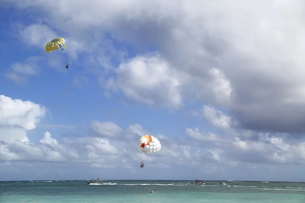 Parasailing em um céu azul em Punta Cana, República Dominicana Fotografia De Stock