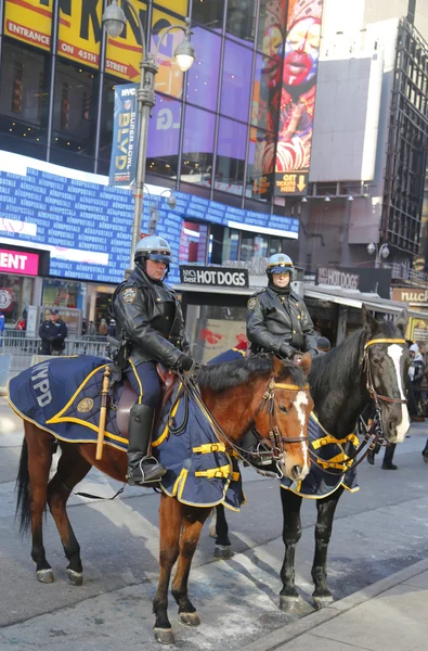 Αστυνομικοί NYPD έφιππος έτοιμο να προστατεύσει το δημόσιο στο Μπρόντγουεϊ κατά τη διάρκεια του super bowl 48ο εβδομάδα στο Μανχάταν — Φωτογραφία Αρχείου