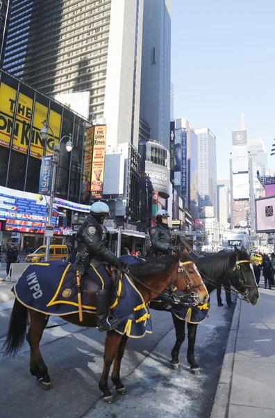 NYPD police officers on horseback ready to protect public on Broadway during Super Bowl XLVIII week in Manhattan — Stock Photo, Image