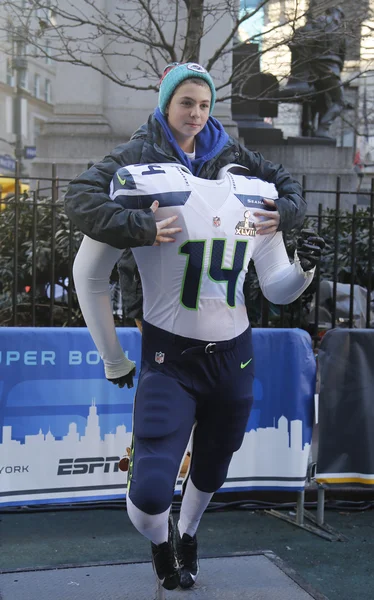 Fã não identificado do Seattle Seahawks tirou fotos com uniforme da equipe do Seahawks na Broadway durante a semana do Super Bowl XLVIII em Manhattan — Fotografia de Stock