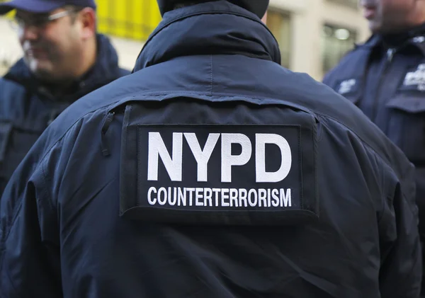 Policiais de combate ao terrorismo da NYPD fornecem segurança na Times Square durante a semana do Super Bowl XLVIII em Manhattan — Fotografia de Stock