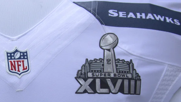 Seattle seahawks zespół jednolity z super bowl xlviii logo przedstawione podczas super bowl xlviii tygodnia na Manhattanie — Zdjęcie stockowe