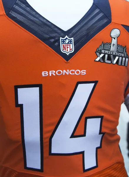 Denver Broncos uniforme de equipe com logotipo Super Bowl XLVIII apresentado durante a semana Super Bowl XLVIII em Manhattan — Fotografia de Stock