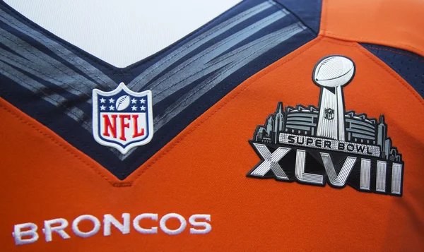 Denver Broncos uniforme de equipe com logotipo Super Bowl XLVIII apresentado durante a semana Super Bowl XLVIII em Manhattan — Fotografia de Stock