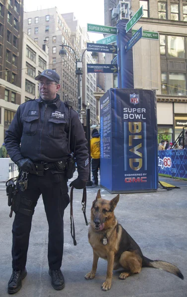 NYPD transit bureau K-9 police officer and K-9 German Shepherd providing security on Broadway during Super Bowl XLVIII week in Manhattan — Stock Photo, Image