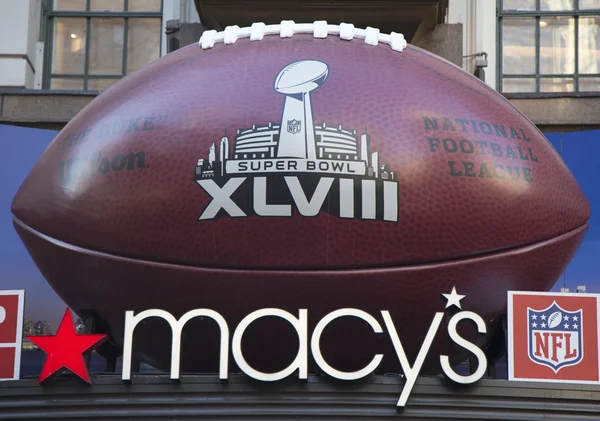 Giant Football na Macy 's Herald Square na Broadway durante a semana do Super Bowl XLVIII em Manhattan — Fotografia de Stock