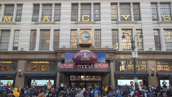 Football géant au Macy's Herald Square à Broadway pendant le Super Bowl XLVIII semaine à Manhattan — Photo