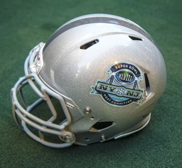 Football helmet with Super Bowl XLVIII NY NJ Host Committee logo presented at Super Bowl XLVIII week in Manhattan — Stock Photo, Image