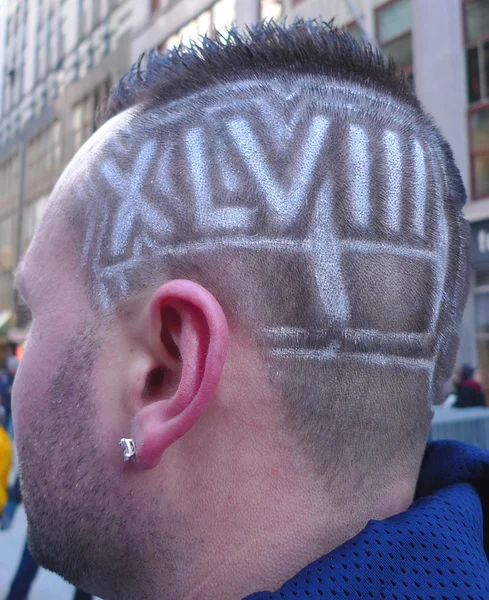 Football non identifié avec coiffure Super Bowl XLVIII à Manhattan — Photo