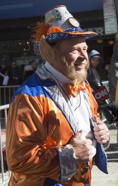 Niet-geïdentificeerde denver broncos ventilator tijdens interview met cnn op broadway tijdens super bowl xlviii week in manhattan — Stockfoto