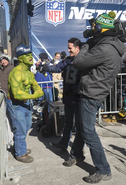 Niet-geïdentificeerde seattle seahawks ventilator tijdens interview op broadway tijdens super bowl xlviii week in manhattan — Stockfoto