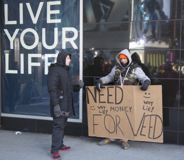 super bowl xlviii hafta Manhattan Broadway ot almak için para isteyen üye kimliği belirsiz erkekle