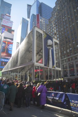 Vince Lombardi kupasını Pavilion Broadway'de Super Bowl Xlviii haftasında Manhattan'da girmek için sırada bekleyen ziyaret edenler