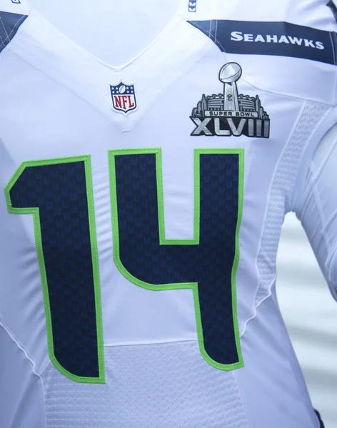 Seattle seahawks team uniform met super bowl xlviii logo gepresenteerd tijdens super bowl xlviii week in manhattan — Stockfoto