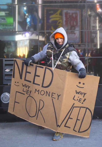 Αγνώστων στοιχείων άντρας με σημάδι που ζητούν χρήματα να αγοράσουν ζιζανίων στο Μπρόντγουεϊ κατά τη διάρκεια του super bowl 48ο εβδομάδα στο Μανχάταν — Φωτογραφία Αρχείου