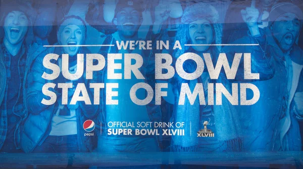 Pepsi Official Soft Drink of Super Bowl cartellone pubblicitario XLVIII a Broadway durante la settimana del Super Bowl XLVIII a Manhattan — Foto Stock