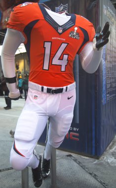 super bowl xlviii hafta Manhattan broadway üzerinde sunulan üniforma Denver broncos takım
