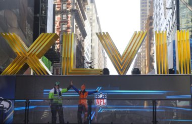 Seattle seahawlks ve denver broncos hayranları super bowl xlviii hafta Manhattan Broadway Romen rakamları yanındaki resim için poz