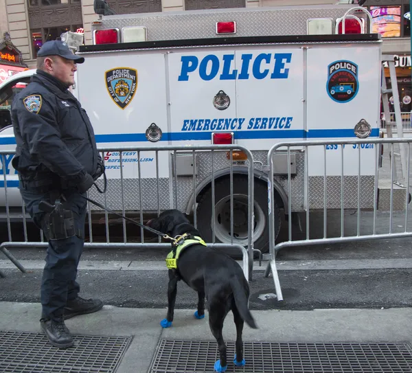 Nypd transit bureau k-9 polizist und k-9 hund sorgen während der Super Bowl xlviii woche in manhattan für sicherheit auf dem platz — Stockfoto