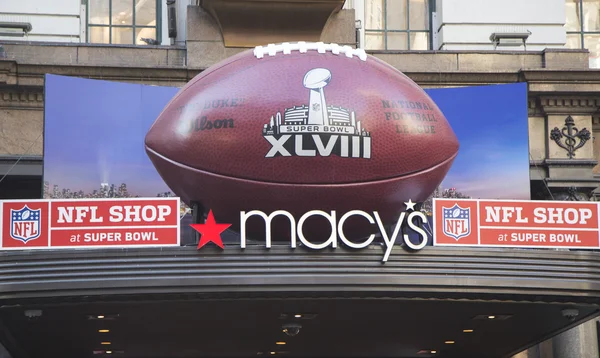 ยักษ์ฟุตบอลที่ Macy s Herald Square บนบรอดเวย์ในช่วงซูเปอร์โบวล์ XL สัปดาห์ในแมนฮัตตัน — ภาพถ่ายสต็อก