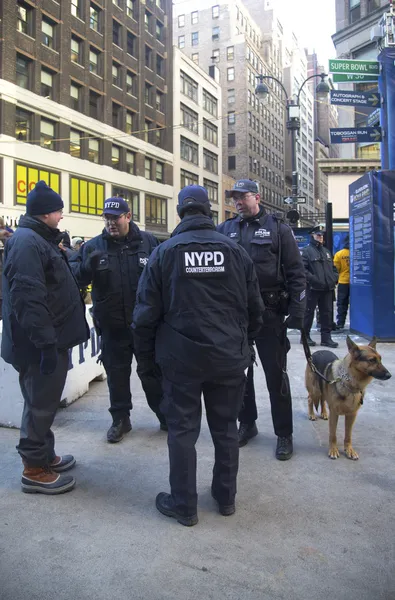 NYPD counter terrorism officers and NYPD transit bureau K-9 police officer with K-9 dog providing security on Broadway during Super Bowl XLVIII week — Stock Photo, Image