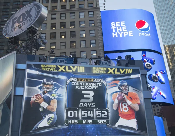 Fox Sports transmitido definido em Times Square com o tempo de contagem do relógio até Super Bowl XLVIII jogo em Manhattan — Fotografia de Stock