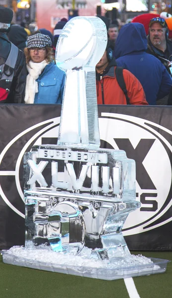 Ice carved Super Bowl XLVIII logo presented on Broadway at Super Bowl XLVIII week in Manhattan — Stock Photo, Image