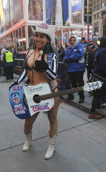 Alex, la Vaquera Desnuda, entretiene a la multitud en Times Square durante la semana del Super Bowl XLVIII en Manhattan — Foto de Stock